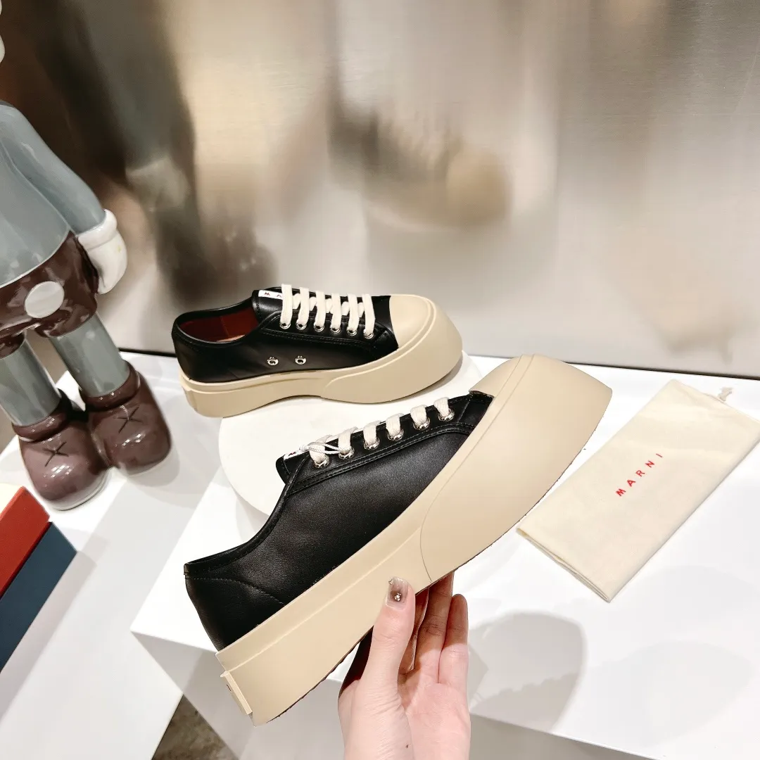 👟👟Ex-factory price 480👟👟 (exclusive top quality) Marni|Mary Jane big head doll shoes‼ ️Upgraded outsole, consistent lasting process with the original version, upgraded to the latest official original packaging‼ ️ Mani’s incomparable and versatile white shoes! I'm tired of the regular white shoes, so I bought a pair of different style thick-soled big-toe shoes. Paris International Fashion Week catwalk model, purchase-level version, all Internet celebrities wear it, Song Zuer, Zhao Lusi, Huo🔥 Show... [4.5cm increased sole] Not bulky, light and soft, comfortable on the feet! It feels very good on your feet and doesn't scratch your feet at all! Extremely comfortable! Daily travel! Wear whatever you like regardless of the occasion, no fear of any dress code, no pressure to dress! ✔Upper: imported cowhide fabric ✔Lining: lambskin lining ✔Outsole: exclusive original molded 1:1 rubber ➕T👟👟factory price U outsole! Floating beige is not completely white. Difference between market currencies We are different‼ ️ ✔𝐒𝐢𝐳𝐞: 35-40